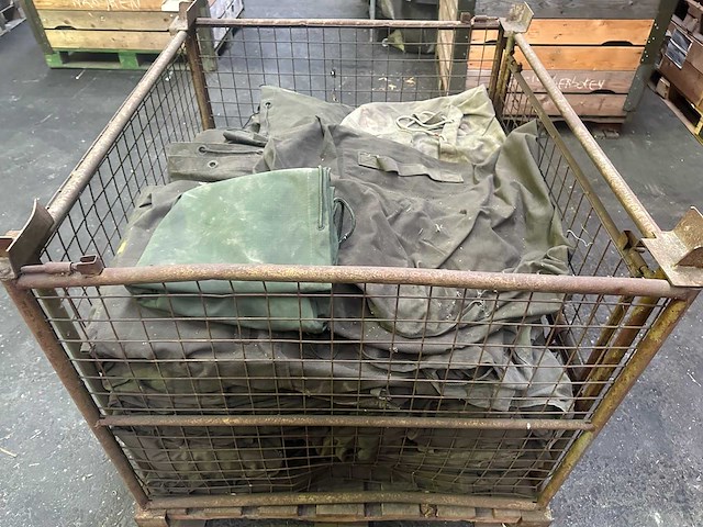 Partij plunjezakken en tentzeilen - afbeelding 1 van  4