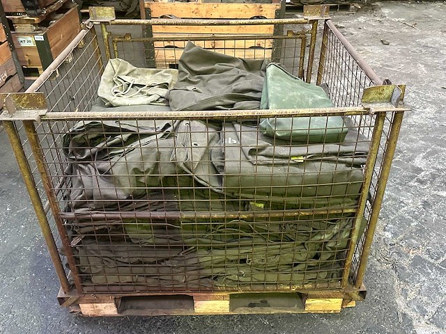 Partij plunjezakken en tentzeilen - afbeelding 2 van  4