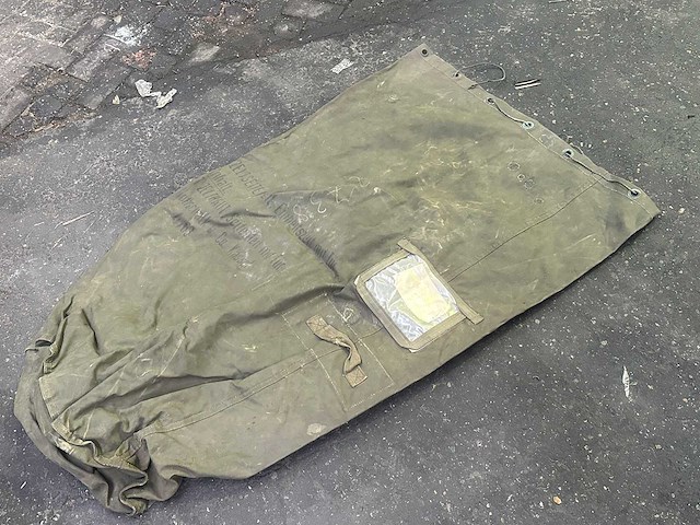 Partij plunjezakken en tentzeilen - afbeelding 3 van  4