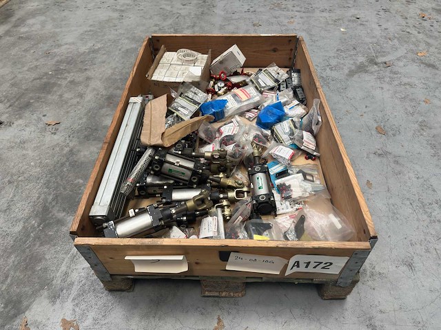 Partij pneumatiek onderdelen (o.a koppelingen, pneumatische cilinders, manometers en ventielen) - afbeelding 1 van  9