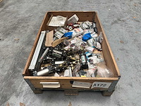 Partij pneumatiek onderdelen (o.a koppelingen, pneumatische cilinders, manometers en ventielen) - afbeelding 1 van  9