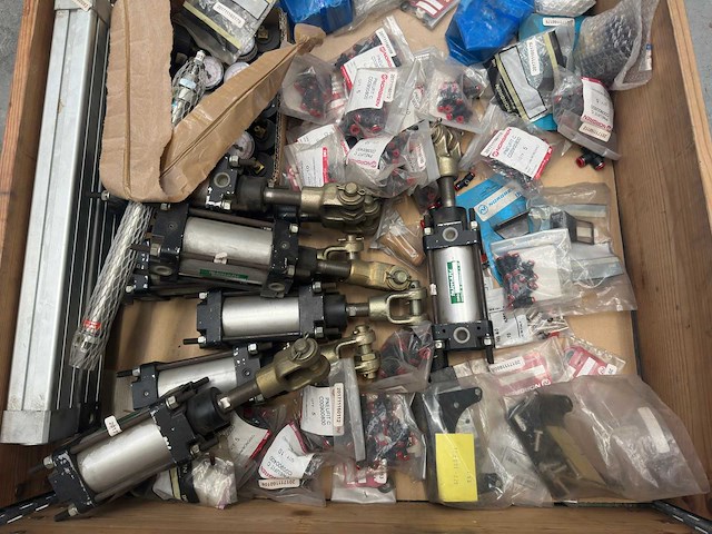 Partij pneumatiek onderdelen (o.a koppelingen, pneumatische cilinders, manometers en ventielen) - afbeelding 2 van  9