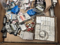 Partij pneumatiek onderdelen (o.a koppelingen, pneumatische cilinders, manometers en ventielen) - afbeelding 3 van  9