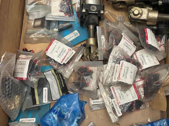 Partij pneumatiek onderdelen (o.a koppelingen, pneumatische cilinders, manometers en ventielen) - afbeelding 6 van  9