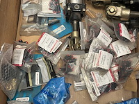 Partij pneumatiek onderdelen (o.a koppelingen, pneumatische cilinders, manometers en ventielen) - afbeelding 6 van  9