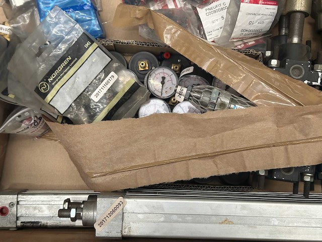 Partij pneumatiek onderdelen (o.a koppelingen, pneumatische cilinders, manometers en ventielen) - afbeelding 7 van  9