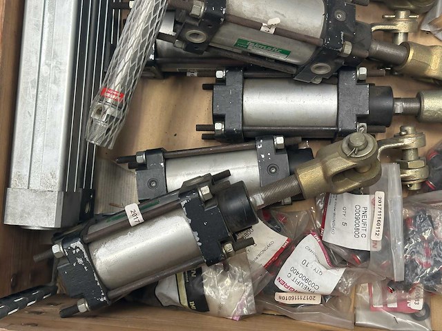 Partij pneumatiek onderdelen (o.a koppelingen, pneumatische cilinders, manometers en ventielen) - afbeelding 8 van  9