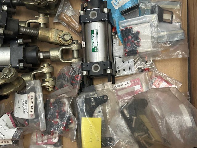 Partij pneumatiek onderdelen (o.a koppelingen, pneumatische cilinders, manometers en ventielen) - afbeelding 9 van  9