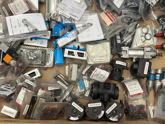 Partij pneumatiek onderdelen - afbeelding 2 van  11