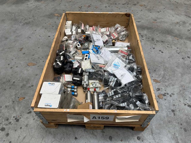 Partij pneumatiek onderdelen - afbeelding 1 van  11