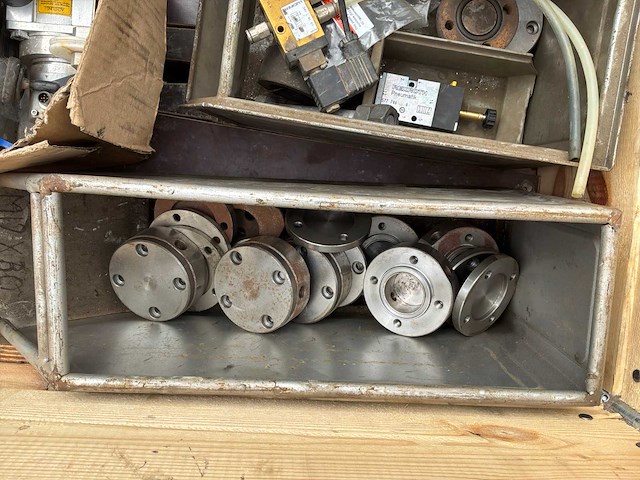 Partij pneumatische actuatoren en kleppen - afbeelding 6 van  7