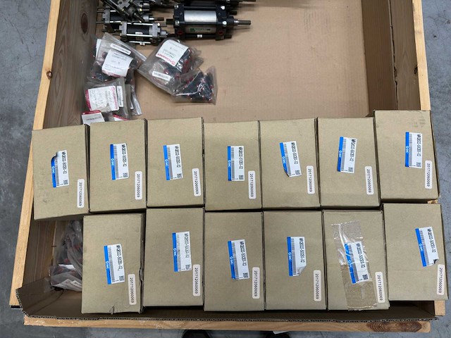 Partij pneumatische cilinders en smc onderdelen - afbeelding 2 van  7