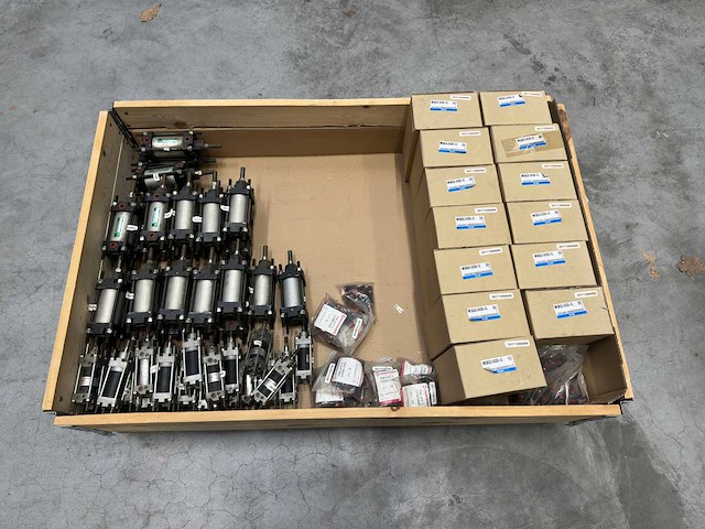 Partij pneumatische cilinders en smc onderdelen - afbeelding 4 van  7