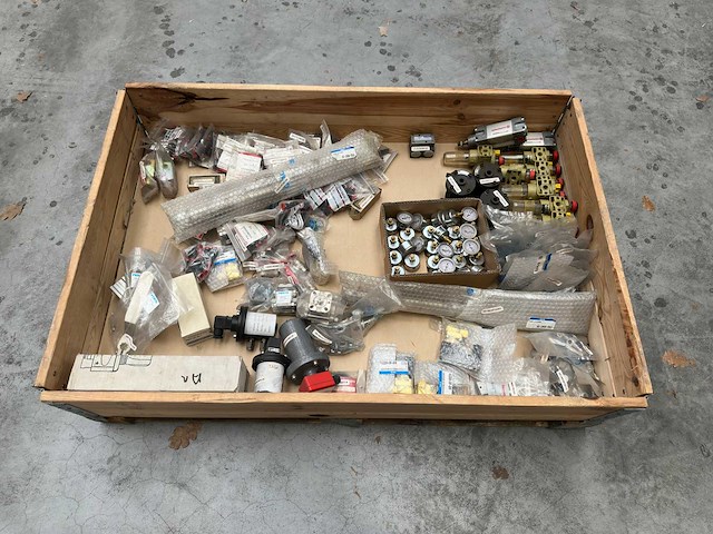 Partij pneumatische componenten – ventielen, filters, drukregelaars en manometers - festo smc - afbeelding 2 van  10