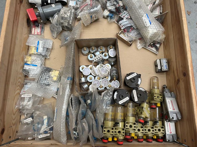 Partij pneumatische componenten – ventielen, filters, drukregelaars en manometers - festo smc - afbeelding 10 van  10