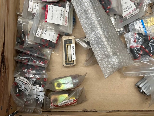 Partij pneumatische componenten – ventielen, filters, drukregelaars en manometers - festo smc - afbeelding 4 van  10