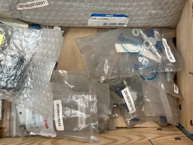 Partij pneumatische componenten – ventielen, filters, drukregelaars en manometers - festo smc - afbeelding 7 van  10