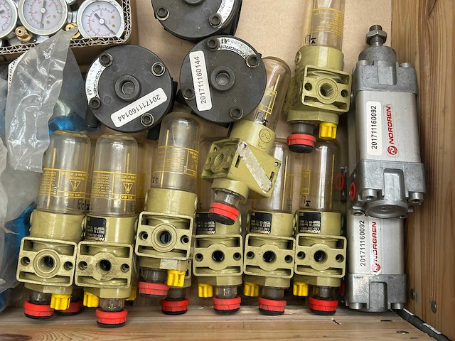 Partij pneumatische componenten – ventielen, filters, drukregelaars en manometers - festo smc - afbeelding 9 van  10