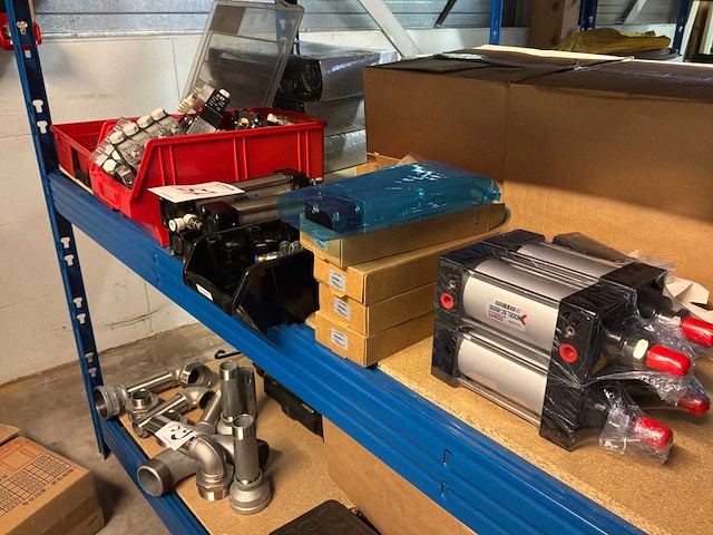 Partij pneumatische ondedelen - afbeelding 1 van  4