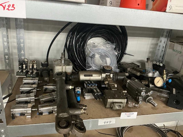 Partij pneumatische onderdelen - afbeelding 1 van  5