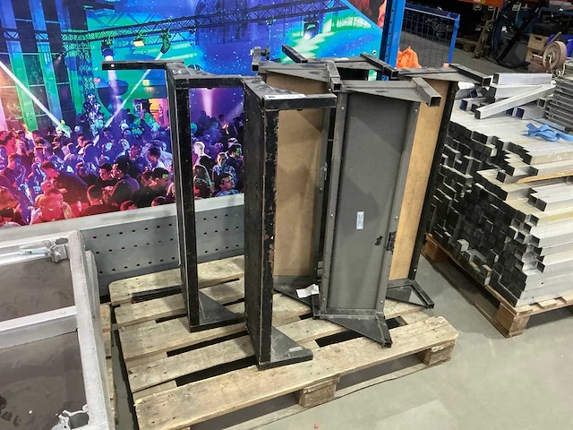 Partij podiumdelen op 3 pallets en een kar - afbeelding 3 van  9