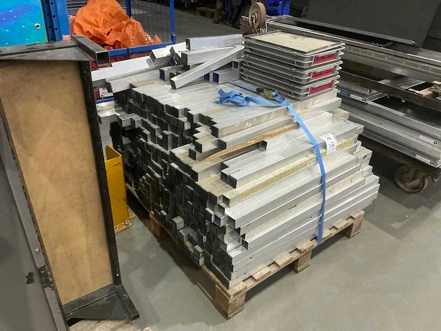 Partij podiumdelen op 3 pallets en een kar - afbeelding 5 van  9