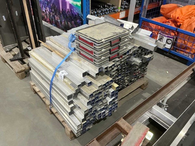 Partij podiumdelen op 3 pallets en een kar - afbeelding 8 van  9