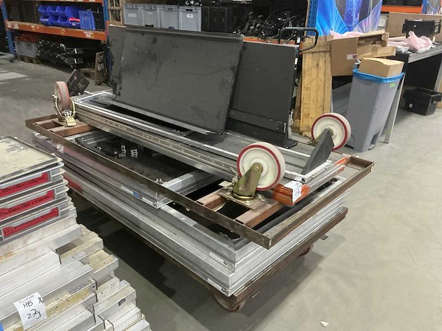 Partij podiumdelen op 3 pallets en een kar - afbeelding 6 van  9