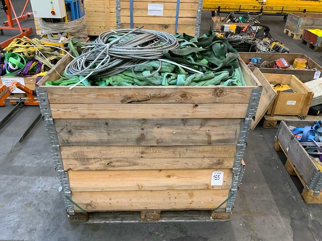 Partij polyester hijsbanden en staaldraadstroppen - afbeelding 1 van  2