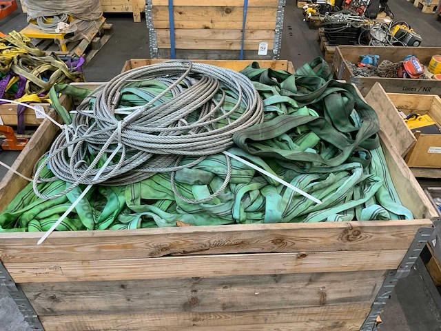 Partij polyester hijsbanden en staaldraadstroppen - afbeelding 2 van  2