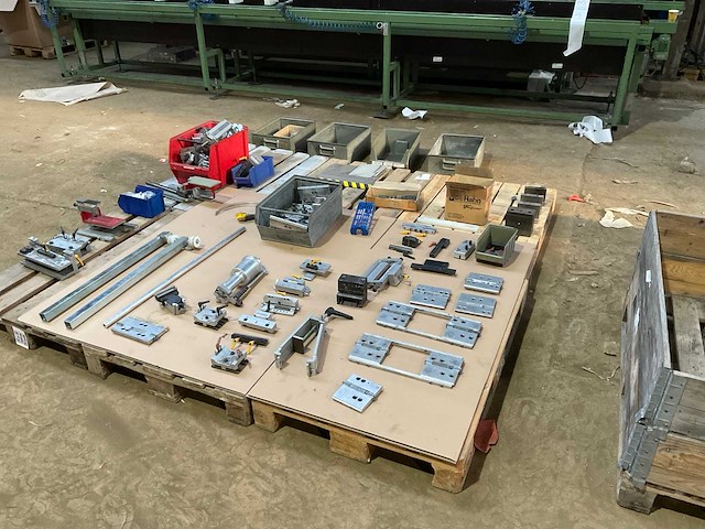 Partij ponsgereedschappen en tooling - afbeelding 1 van  16