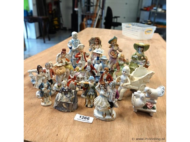 Partij porseleinen beeldjes in plastic bak - afbeelding 1 van  5