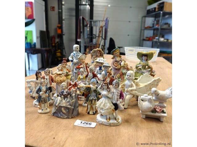 Partij porseleinen beeldjes in plastic bak - afbeelding 2 van  5