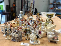 Partij porseleinen beeldjes in plastic bak - afbeelding 2 van  5