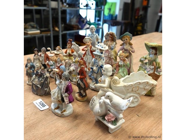 Partij porseleinen beeldjes in plastic bak - afbeelding 3 van  5