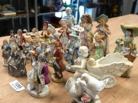 Partij porseleinen beeldjes in plastic bak - afbeelding 3 van  5