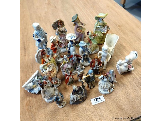 Partij porseleinen beeldjes in plastic bak - afbeelding 4 van  5