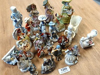 Partij porseleinen beeldjes in plastic bak - afbeelding 4 van  5