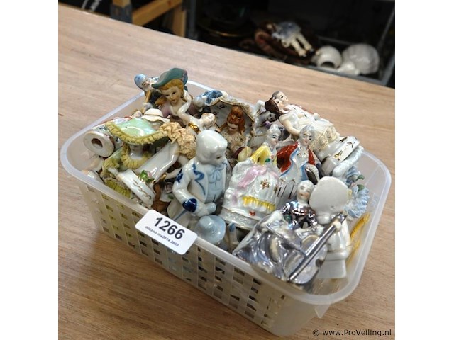 Partij porseleinen beeldjes in plastic bak - afbeelding 5 van  5