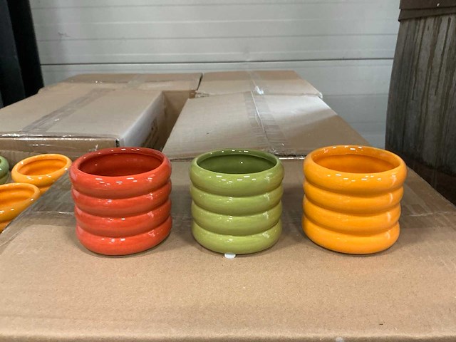 Partij pot ribbed d7,8/h6,5cm green/orange/yellow dolomite (1080x) - afbeelding 1 van  5