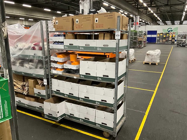 Partij potten, potgrond en decoratie - afbeelding 1 van  9