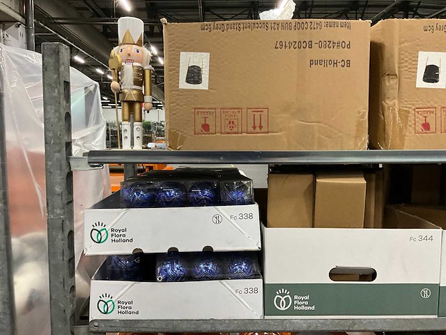 Partij potten, potgrond en decoratie - afbeelding 2 van  9