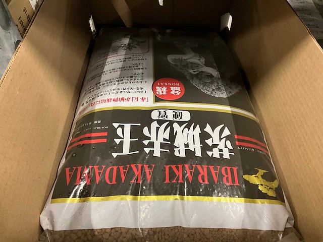 Partij potten, potgrond en decoratie - afbeelding 9 van  9