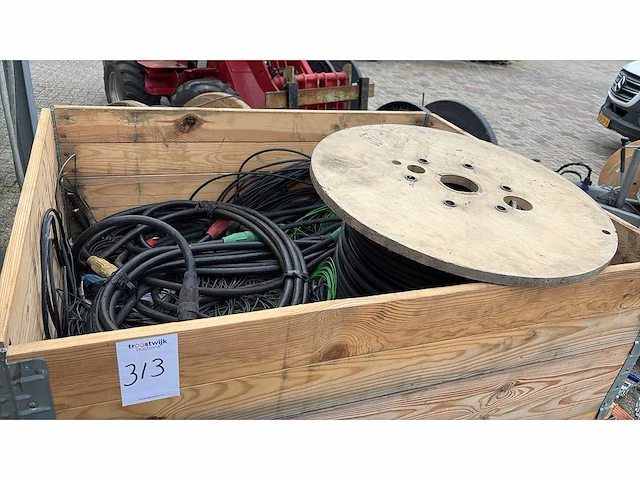 Partij power kabels in pallet - afbeelding 1 van  2