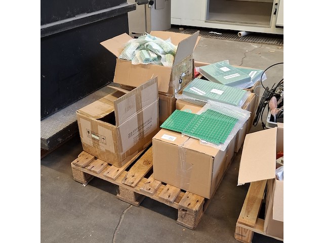 Partij printplaten en toebehoren - afbeelding 1 van  18