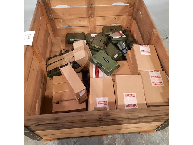 Partij printplaten in koffers - afbeelding 3 van  10