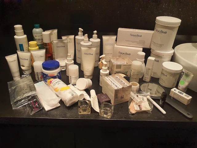 Partij professionele huidverzorgings- en cosmetische producten - afbeelding 1 van  6