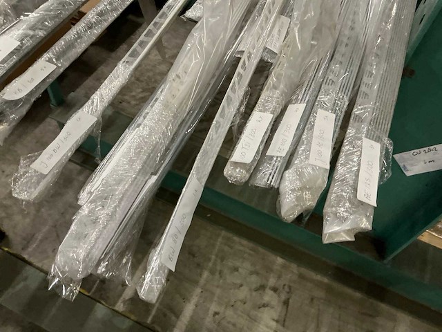 Partij profielen en buizen - afbeelding 7 van  10