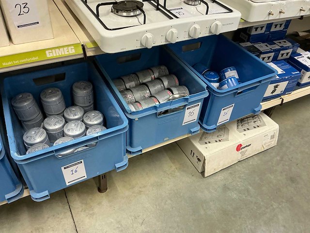 Partij propaancilindertjes in 3 kratten - afbeelding 1 van  4