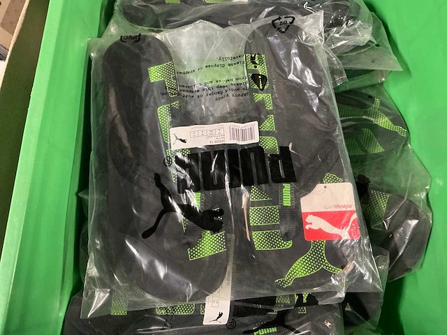 Partij puma slippers (21x) - afbeelding 1 van  5